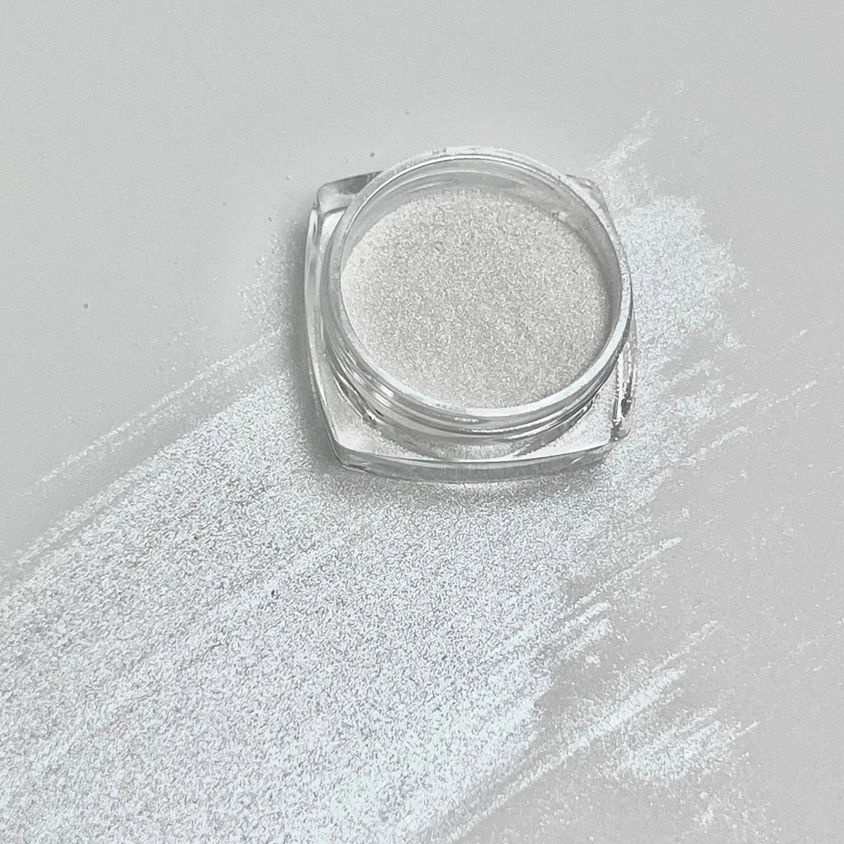 Nailbayo Pearl Powder – fine shimmer powder for pearlescent finish