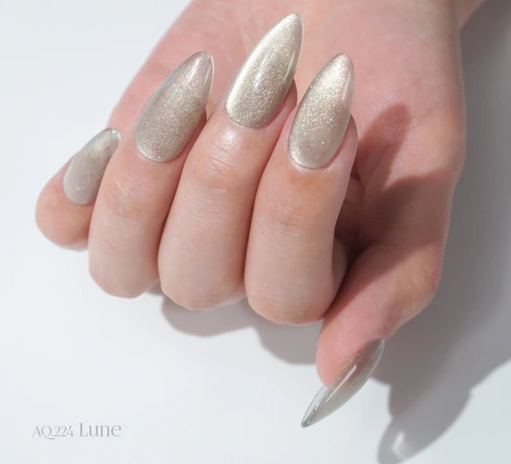 Lune – warm golden-silver chrome gel polish